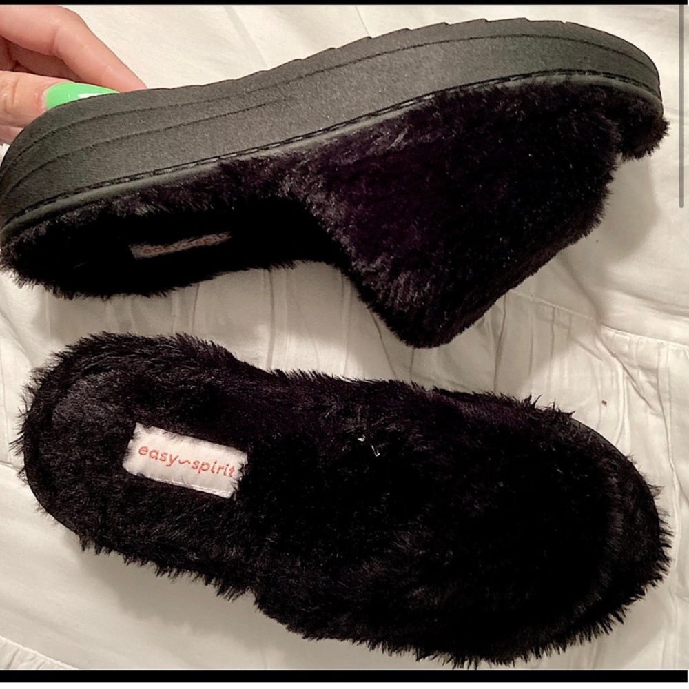 Black fuzzy slippers (ON HOLD)